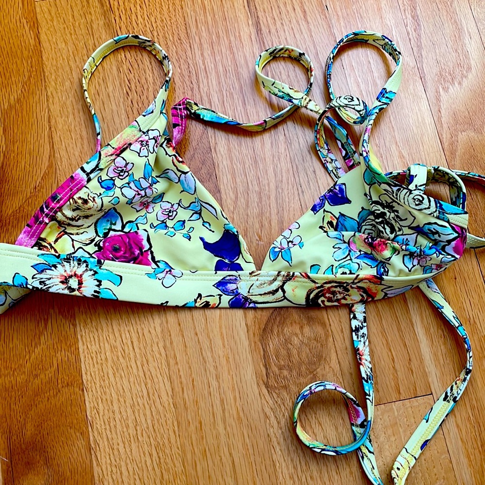 Kulani kinis triangle top